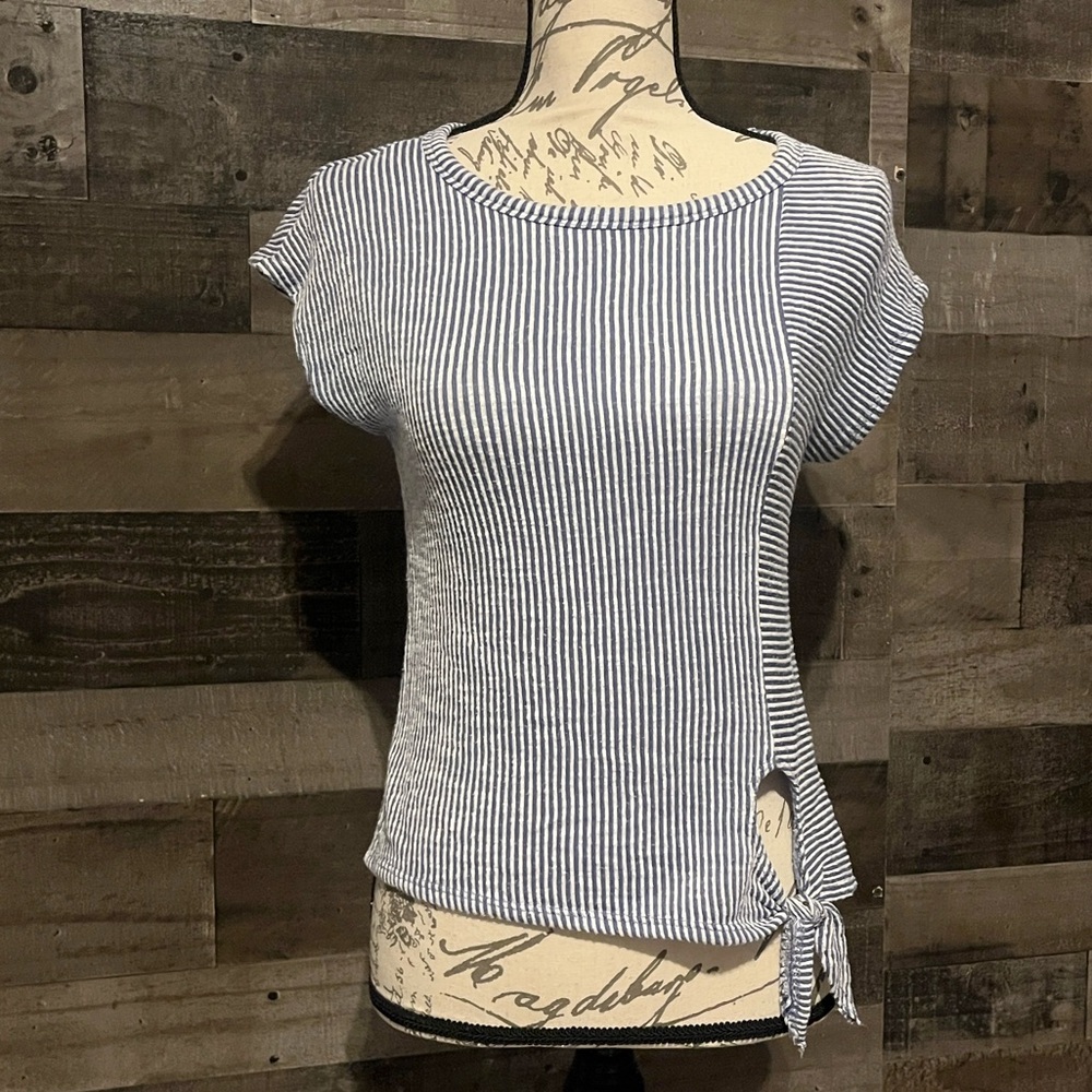 Caution to the Wind Knotted Hem Fitted Tee